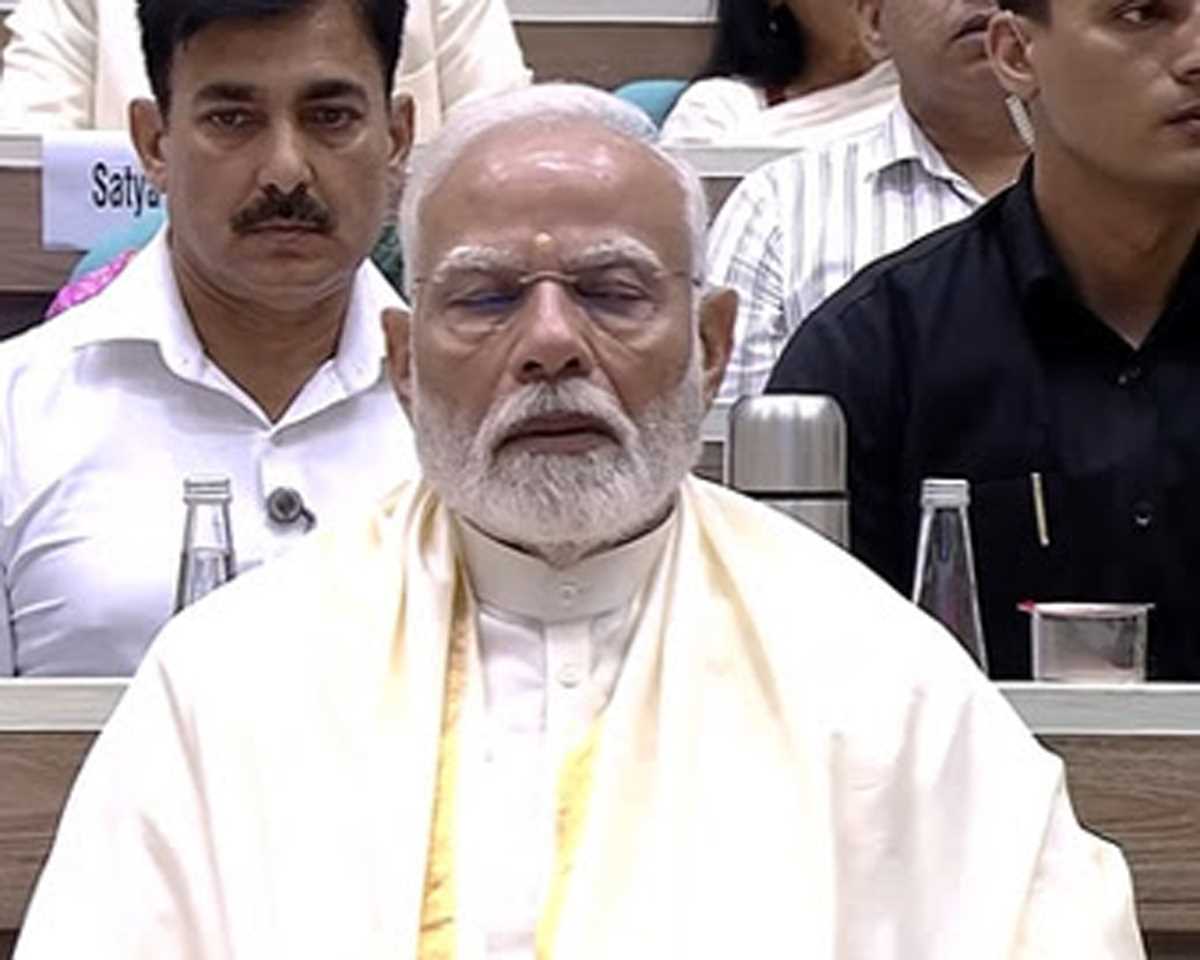 पीएम मोदी ने किया नवकार महामंत्र का जाप, 100 से अधिक देशों के प्रतिनिधि बने साक्षी पीएम मोदी ने किया नवकार महामंत्र का जाप, 100 से अधिक देशों के प्रतिनिधि बने साक्षी